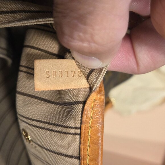 Neverfull and Clutch M40995 - Picture 9 of 9